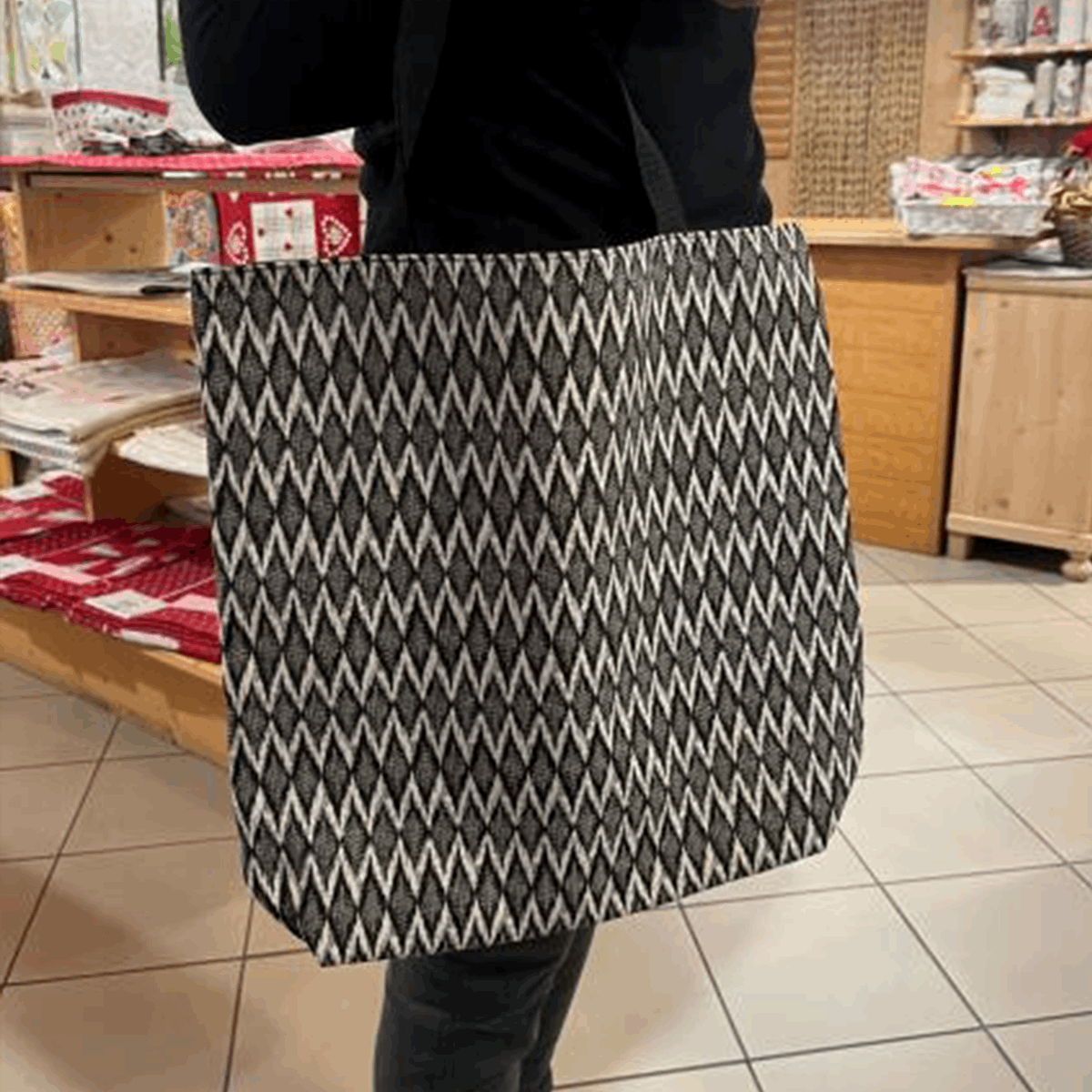 Borsa in tela Gobelin Jacquard fantasia a zig zag bianco e nero, indossata