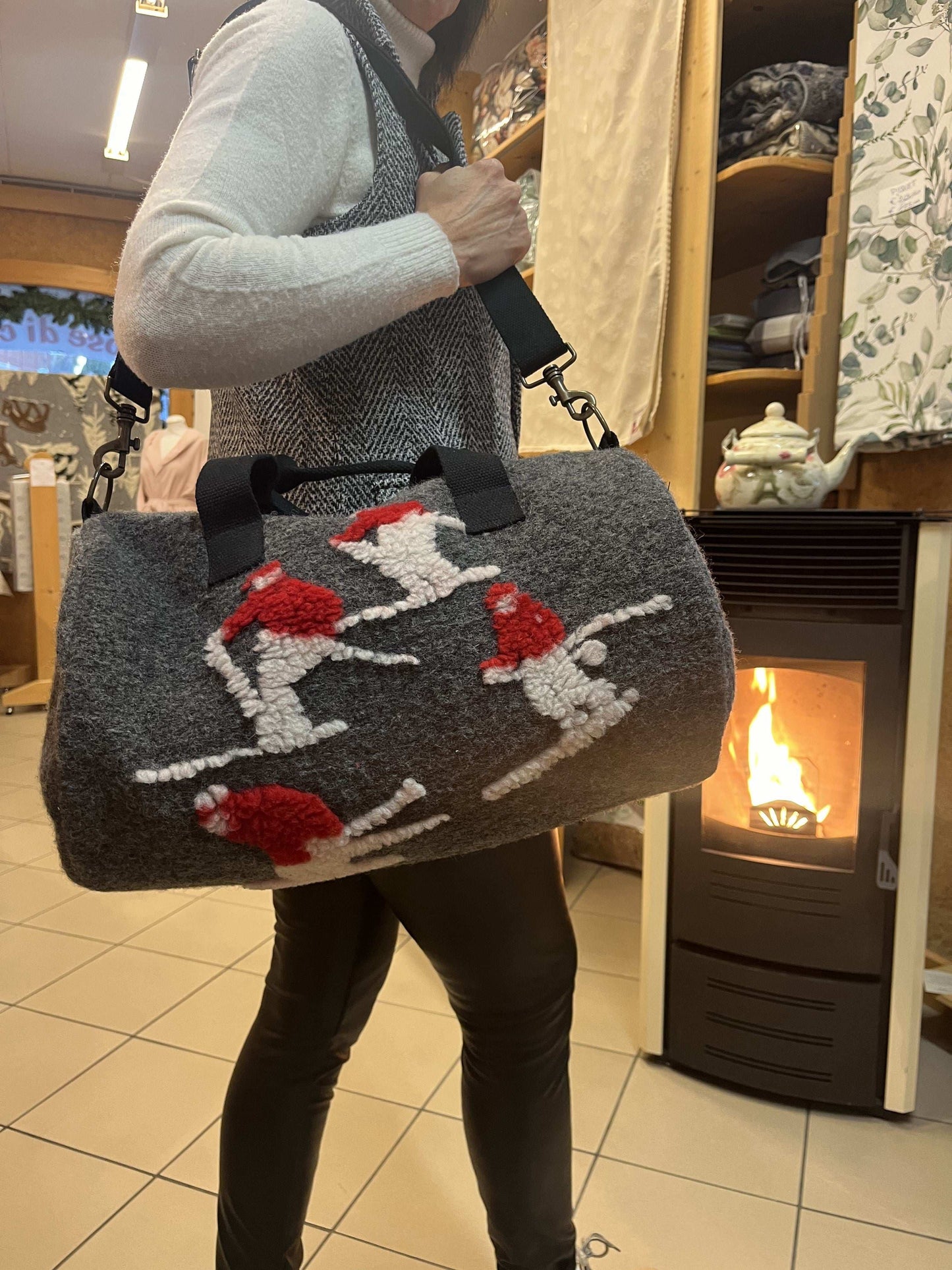 Borsone Aspen in lana cotta 40x30 cm con sciatori bianco/rosso su base grigia