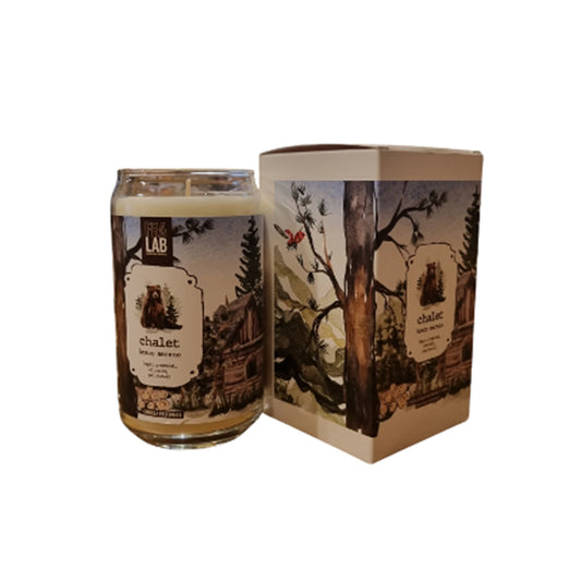 Candela profumata Bosco Sereno, linea Artika, note di cirmolo e patchouli, atmosfera rilassante chalet di montagna