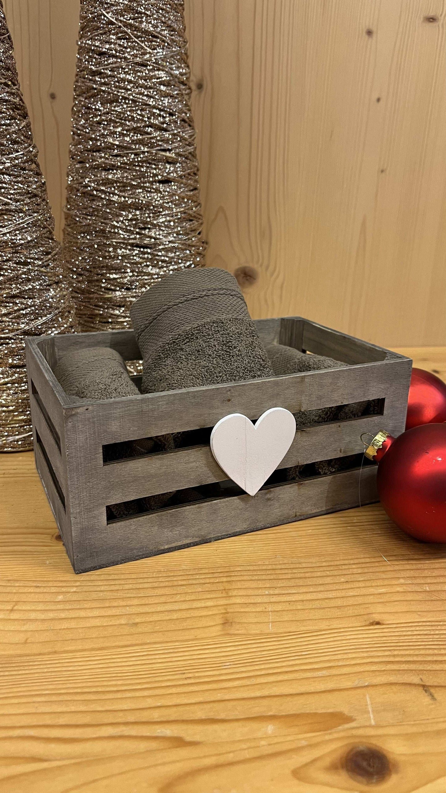 Cestino in legno con cuore bianco e 3 lavette in spugna morbida, idea regalo bagno