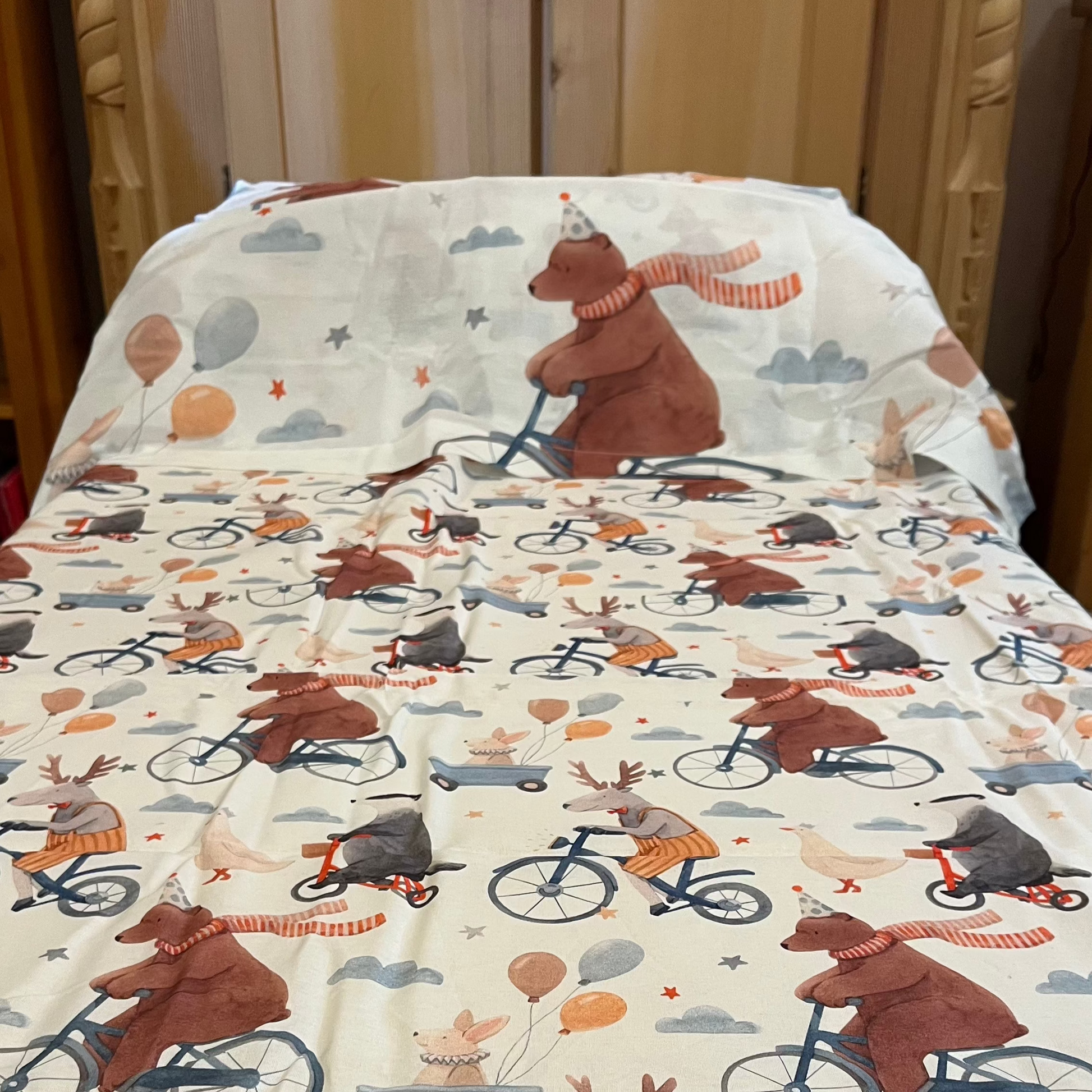 Completo lenzuolo copriletto Baby Dream con tema Orsetto Viaggiatore, compatibile con letto montessoriano evolutivo