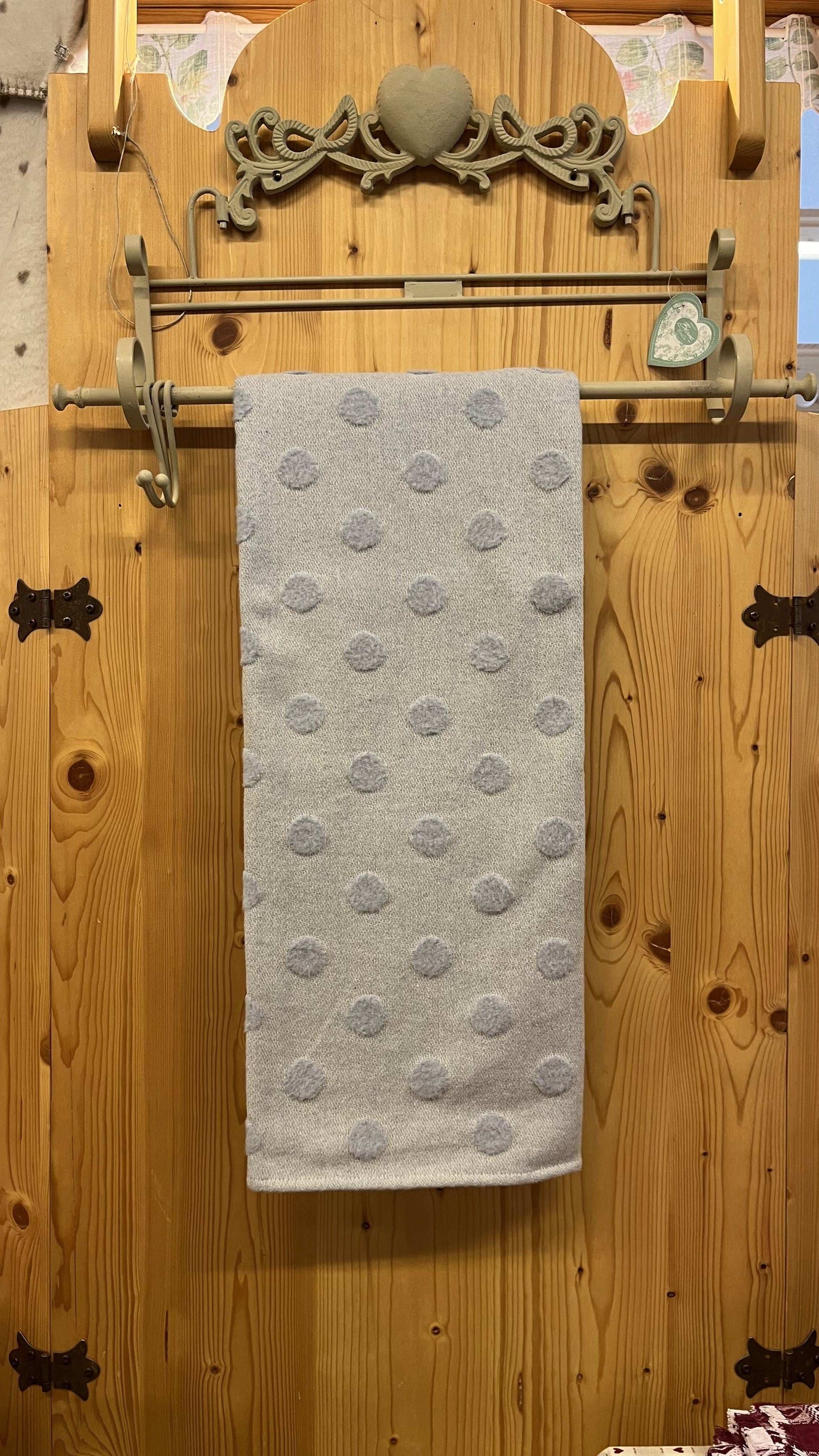 Copertina per carrozzina e passeggino in cotone riciclato azzurro con piccole sfere di pile in rilievo