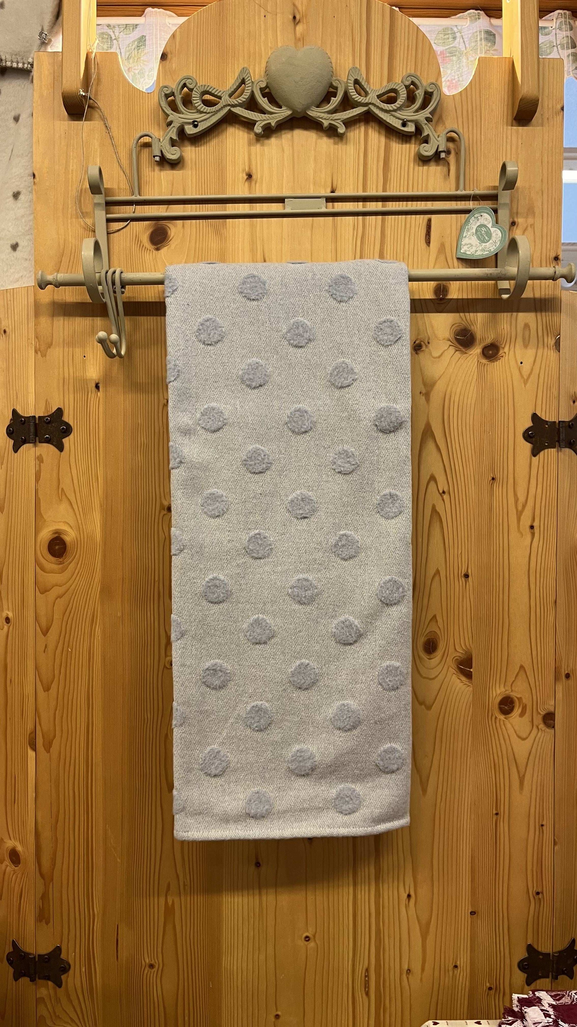 Copertina per carrozzina e passeggino in cotone riciclato azzurro con piccole sfere di pile in rilievo