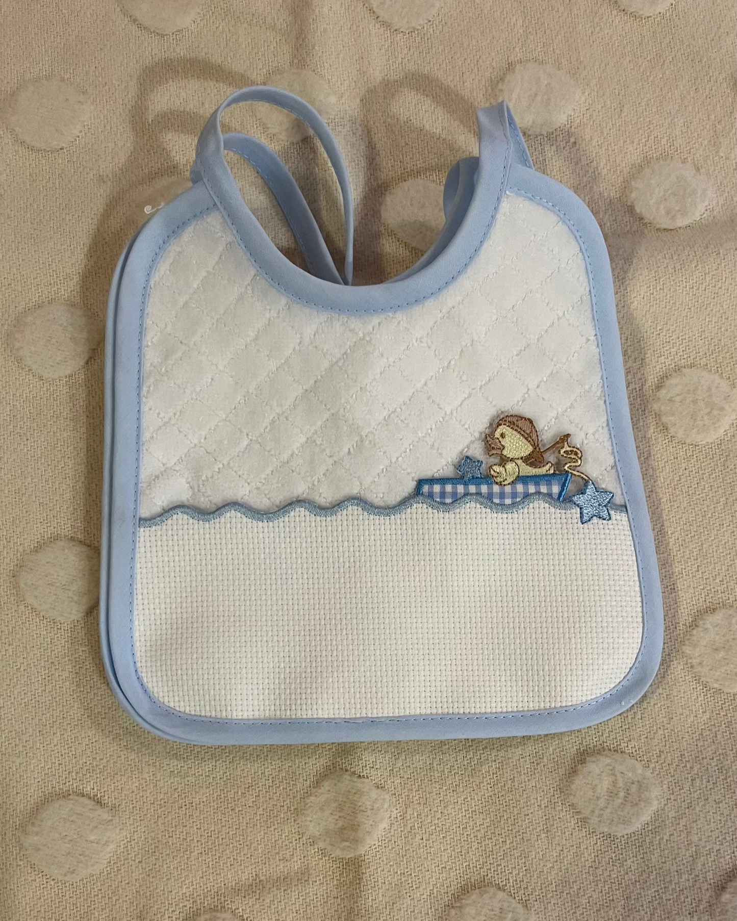Coppia di bavaglini da ricamare a punto croce con motivi a barchetta, personalizzabili con il nome del bambino