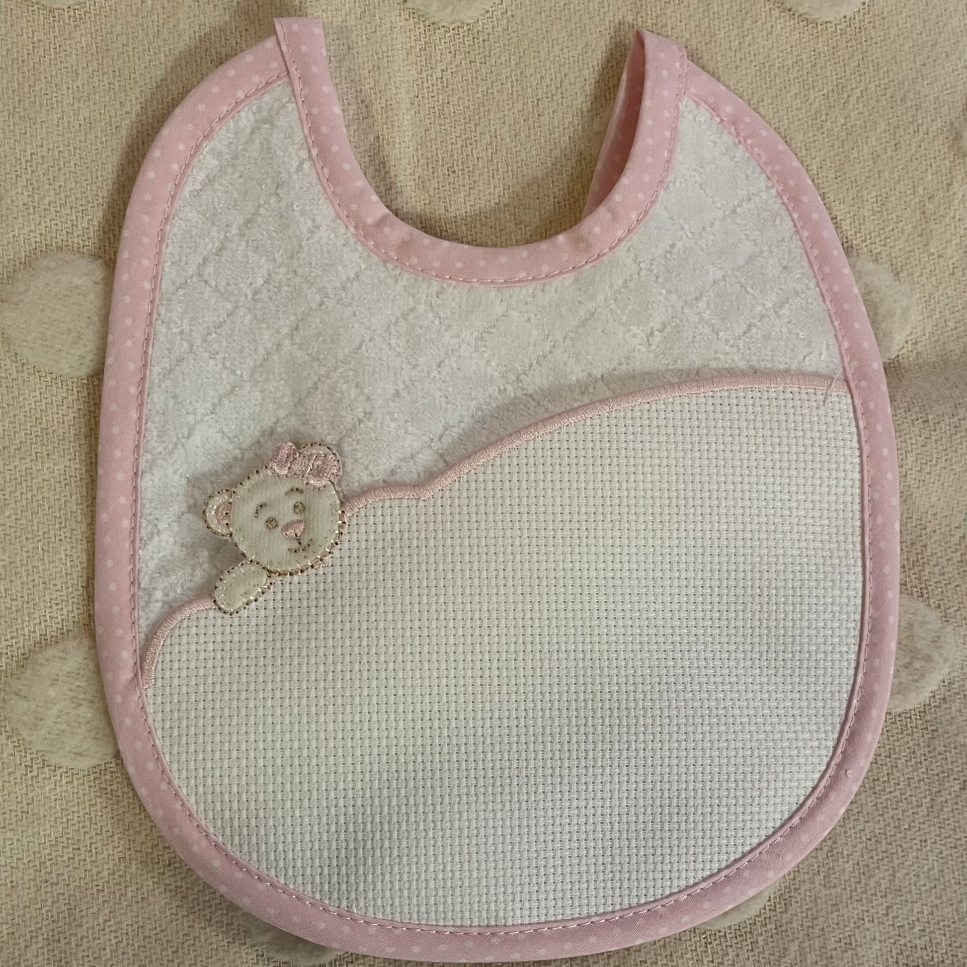 Coppia di bavaglini da ricamare a punto croce con orsetti e dettagli rosa, personalizzabili