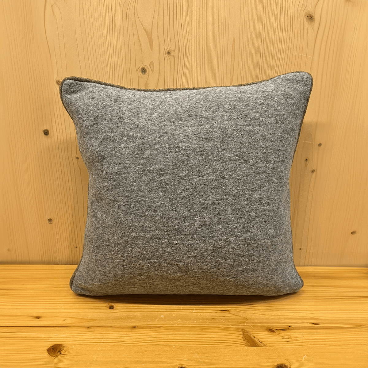 Cuscino Abeti in lana cotta 50x50 cm con abeti verdi, vista retro