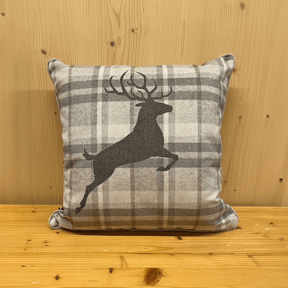 Cuscino tirolese 50x50 cm con decoro cervo grigio fronte