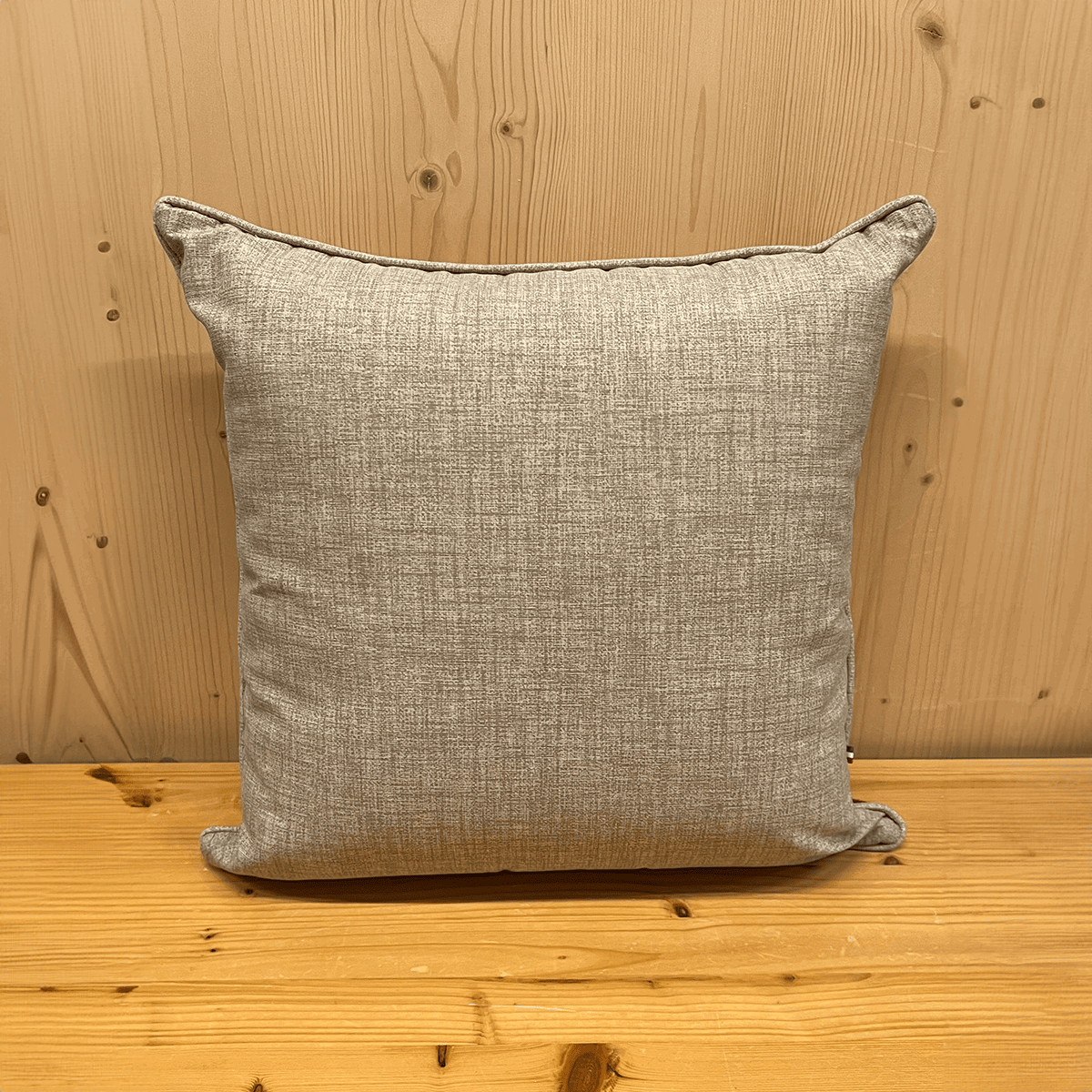 Cuscino tirolese rosso 50x50 cm con sagoma di cervo beige chiaro, vista retro