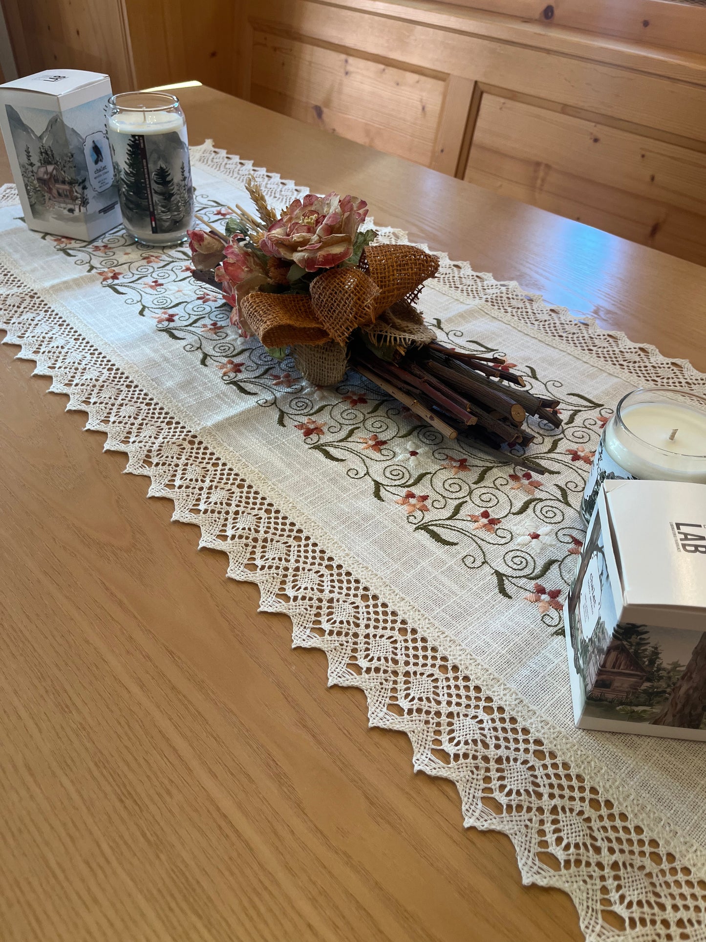Runner tirolese Alpenflair in lino e cotone con decorazione floreale, misura 37x88 cm