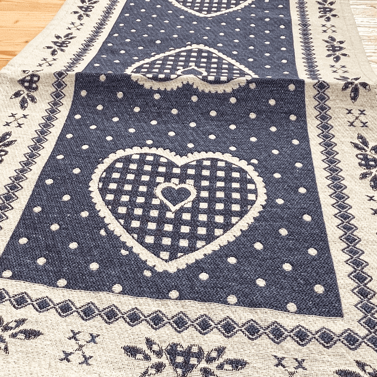 Runner tirolese con cuori blu in tessuto di alta qualità, perfetto per una tavola elegante in stile alpino