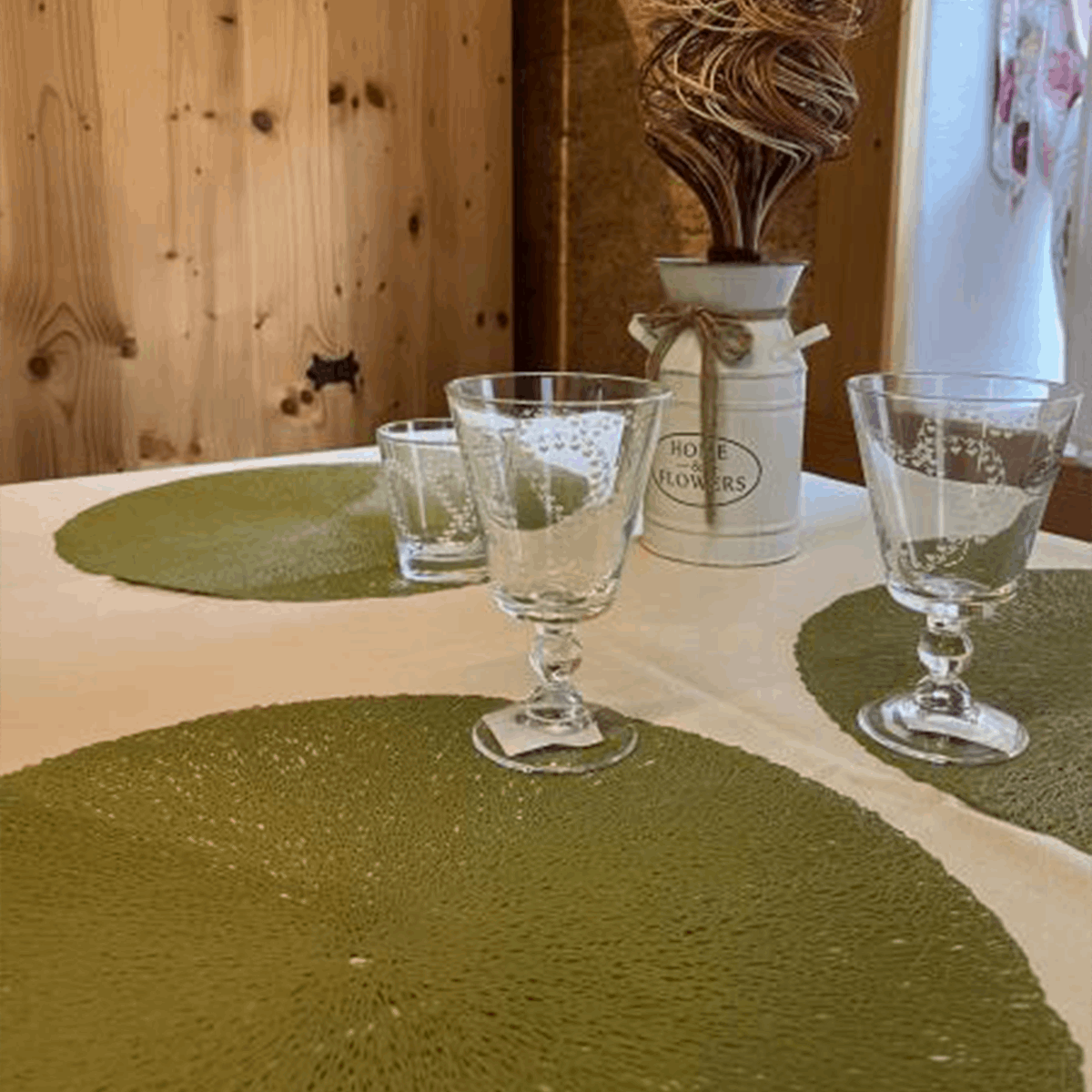 Sottopiatto decorativo verde in plastica rigida, perfetto per pranzi e cene eleganti