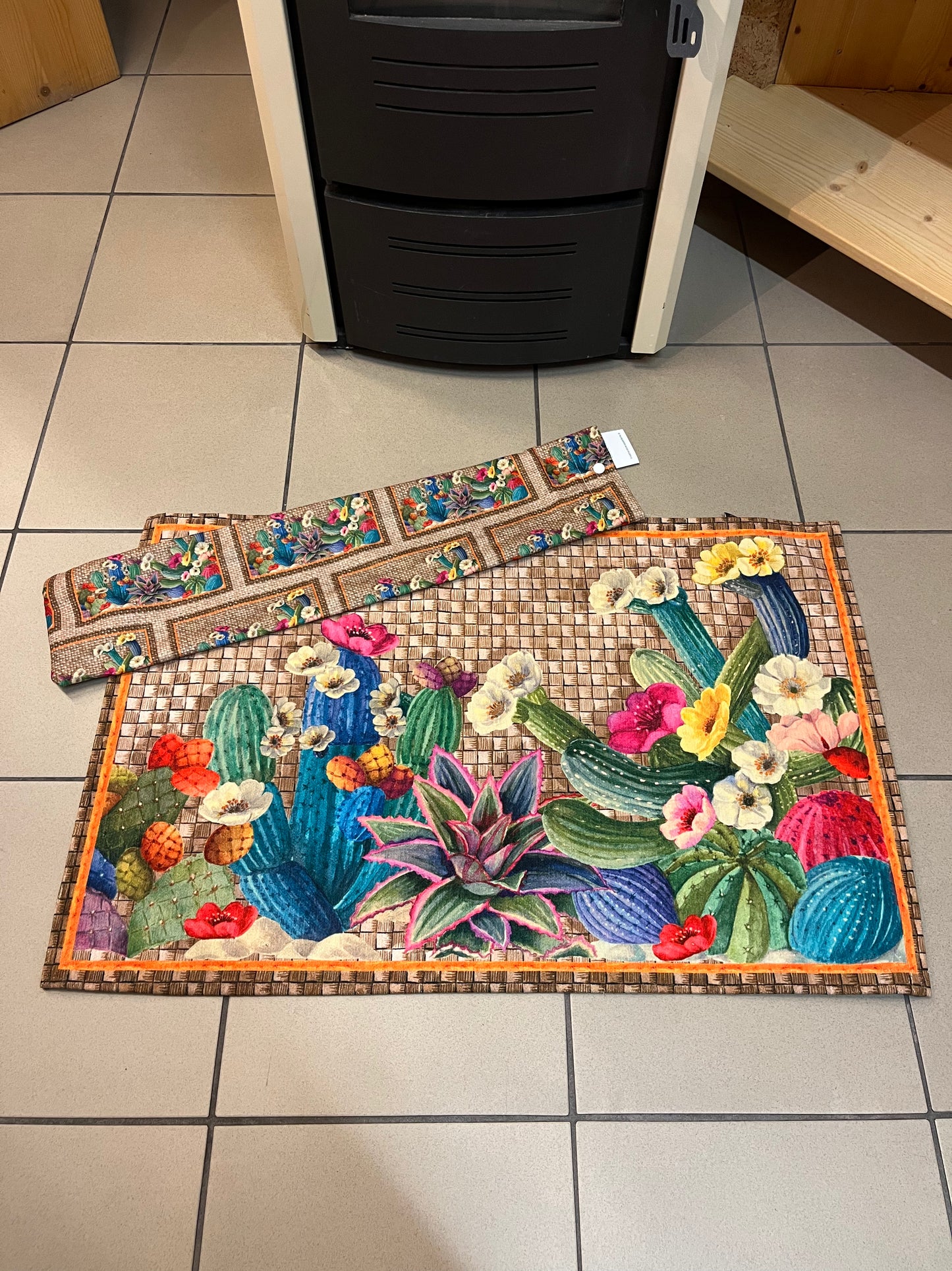 Tappeto mille usi con fantasia Fiori Esotici, venduto con porta tappeto