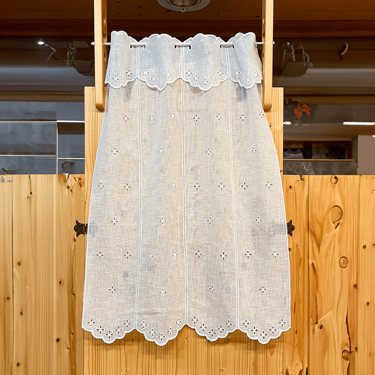 Tenda tirolese con Fiore Traforato a metraggio, moduli di 16 cm, tagliata su misura