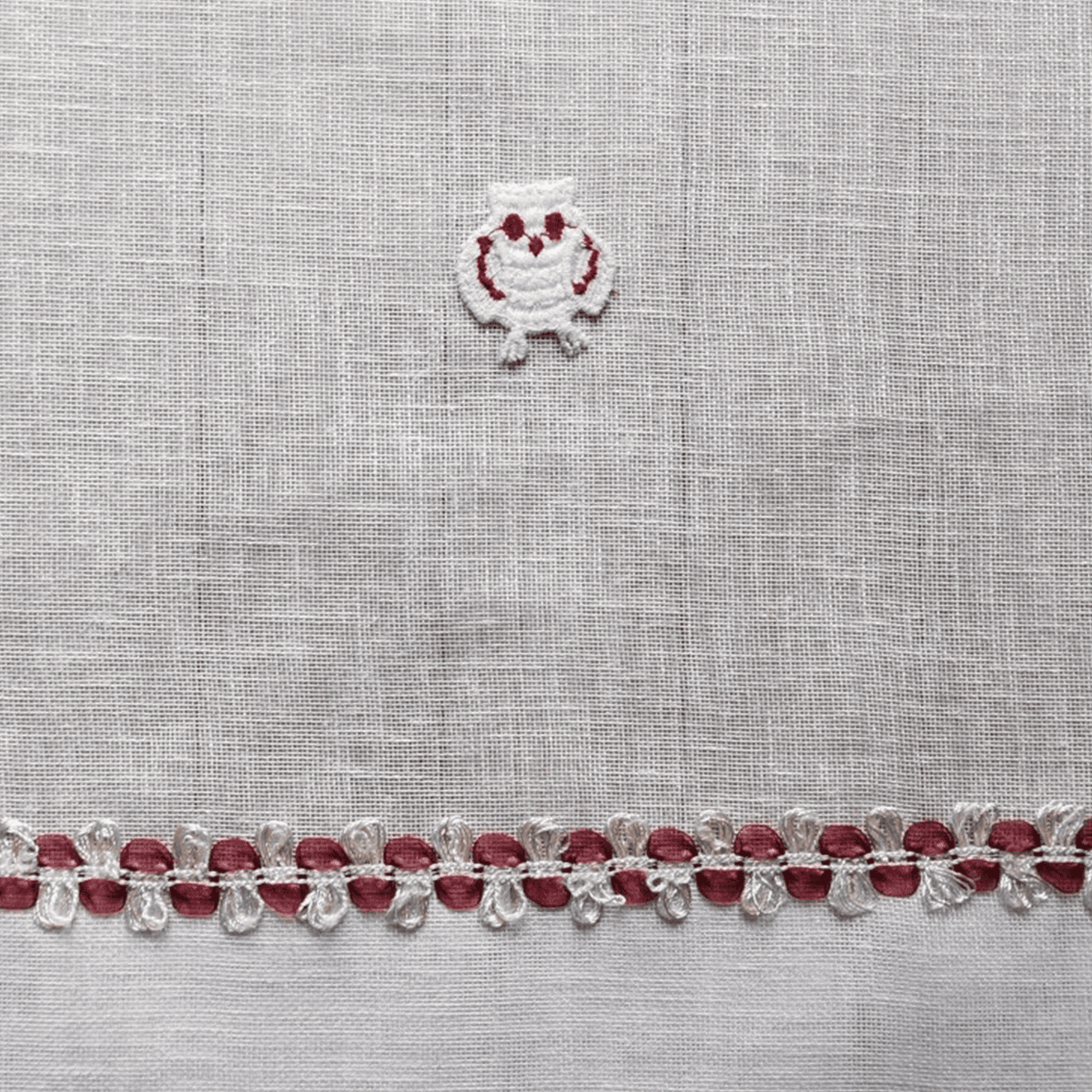 Dettaglio dei gufetti sulla tenda tirolese in misto lino, 50x65 cm, passamaneria bordeaux