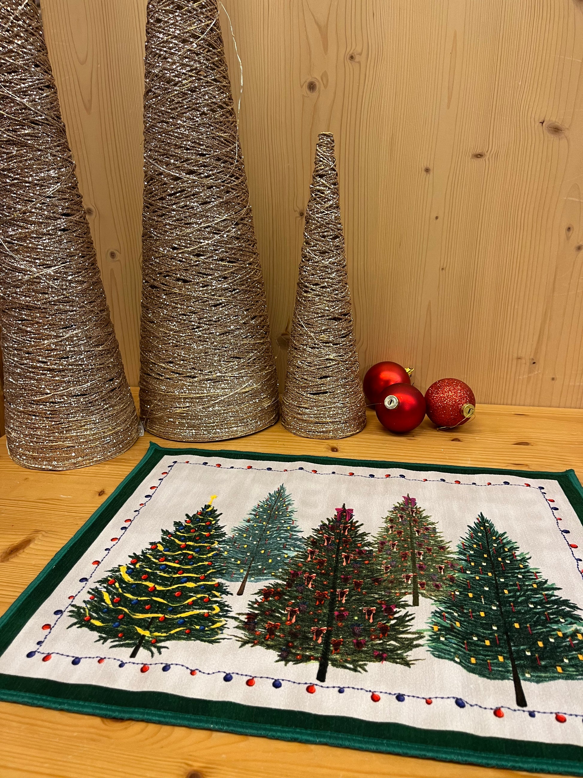 Coppia di tovagliette natalizie con albero di Natale