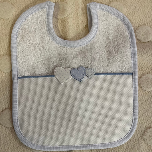 Bavaglino da ricamare a punto croce con cuori azzurri, personalizzabile