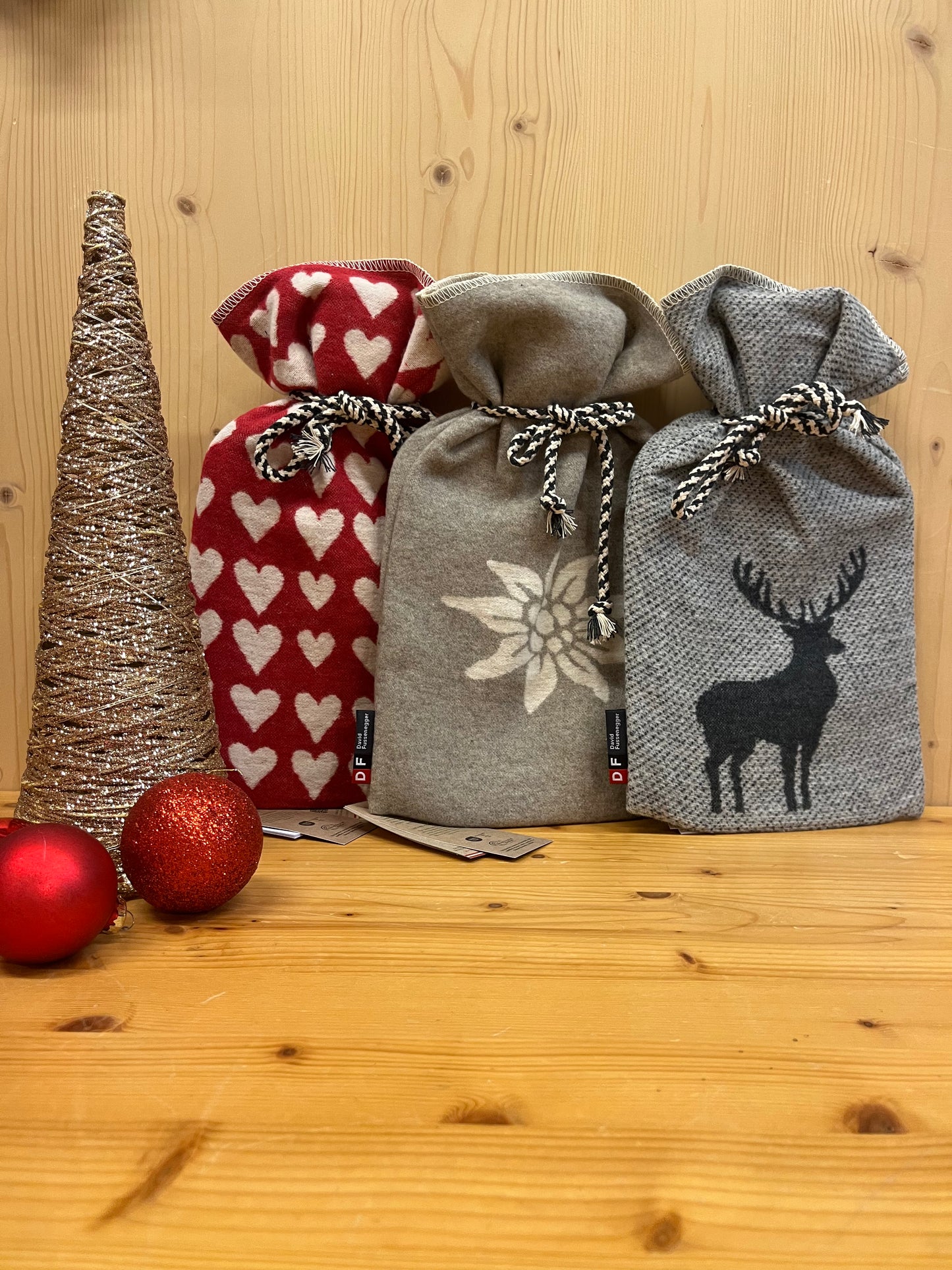 Borsa acqua calda con rivestimento in lana cotta, disponibile in tre varianti colore, ideale per l’inverno