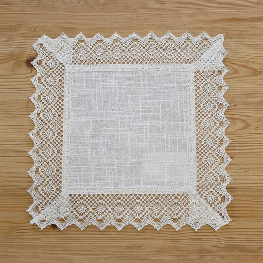 Centrino quadrato in cotone e lino con eleganti bordature in pizzo