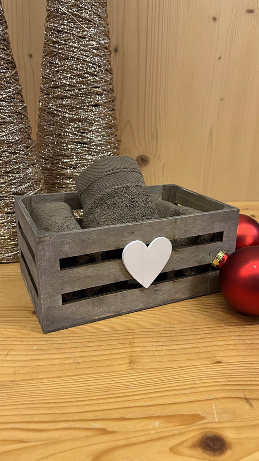 Cestino in legno con cuore bianco e 3 lavette in spugna morbida, idea regalo bagno