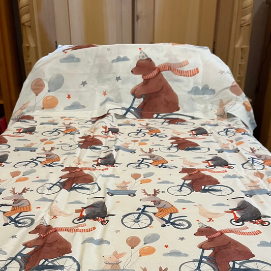 Completo lenzuolo copriletto Baby Dream con tema Orsetto Viaggiatore, compatibile con letto montessoriano evolutivo