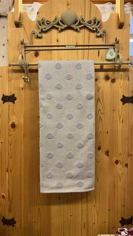 Copertina per carrozzina e passeggino in cotone riciclato azzurro con piccole sfere di pile in rilievo