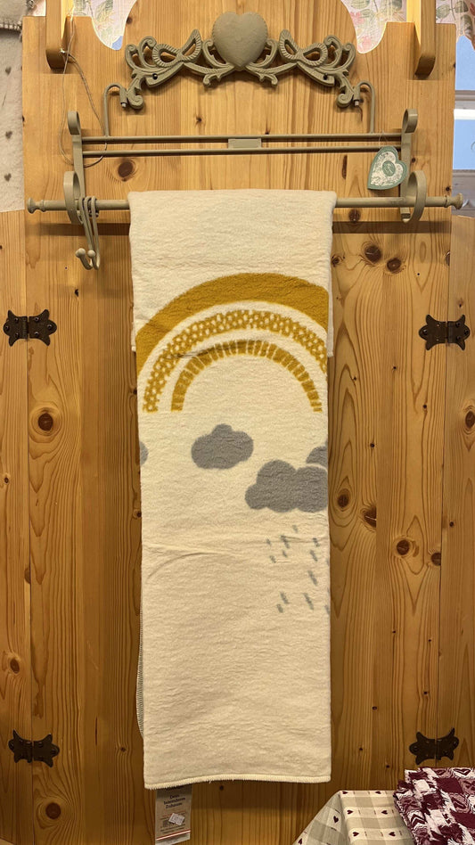 Copertina per lettino e passeggino in cotone riciclato, con disegno arcobaleno e nuvole di pioggia, dimensioni 90x100 cm