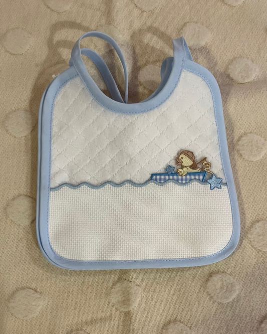 Coppia di bavaglini da ricamare a punto croce con motivi a barchetta, personalizzabili con il nome del bambino