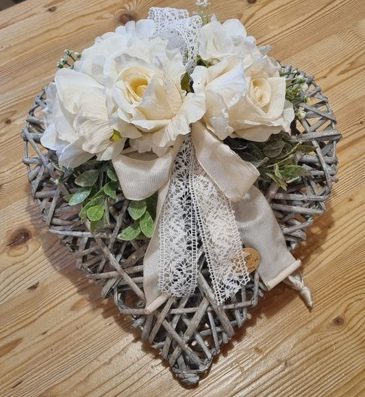 Cuore in legno decorativo con fiori, cordone da appendere, stile shabby chic