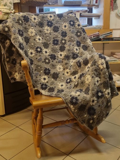 Plaid Tirolese in lana cotta grigio chiaro con fiori blu e bianchi in rilievo