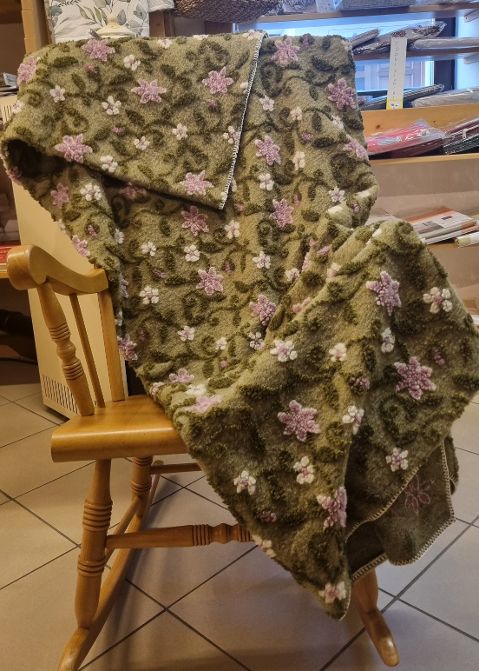 Plaid Tirolese in lana cotta verde con fantasia floreale lilla e rosa