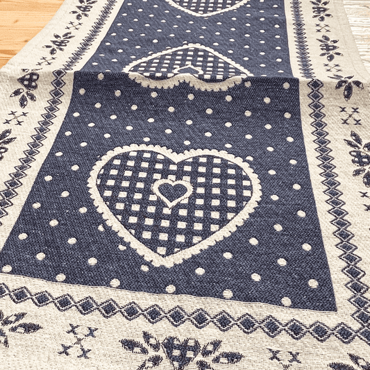 Runner tirolese con cuori blu in tessuto di alta qualità, perfetto per una tavola elegante in stile alpino