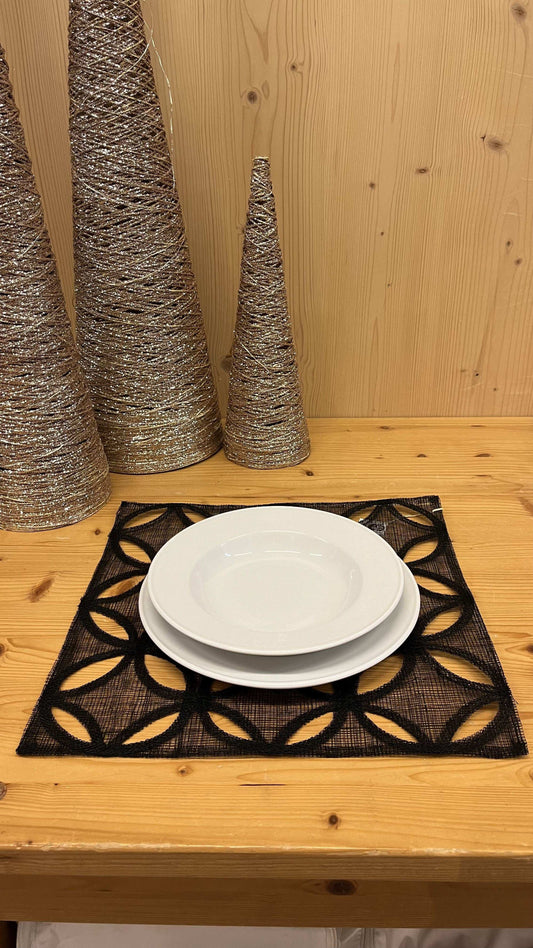 Sottopiatto quadrato in abaca nero con disegno di petali floreali, 36x36 cm