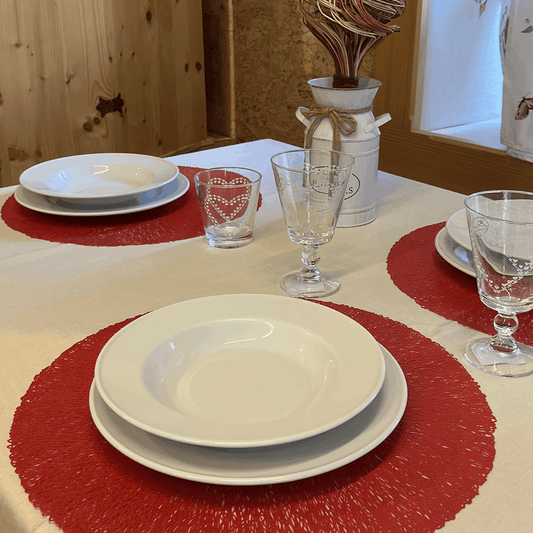 Sottopiatto decorativo rosso in plastica rigida, elegante e resistente per la tavola