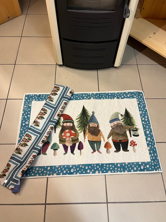 Tappeto mille usi con fantasia Gnomi del Bosco, venduto con porta tappeto