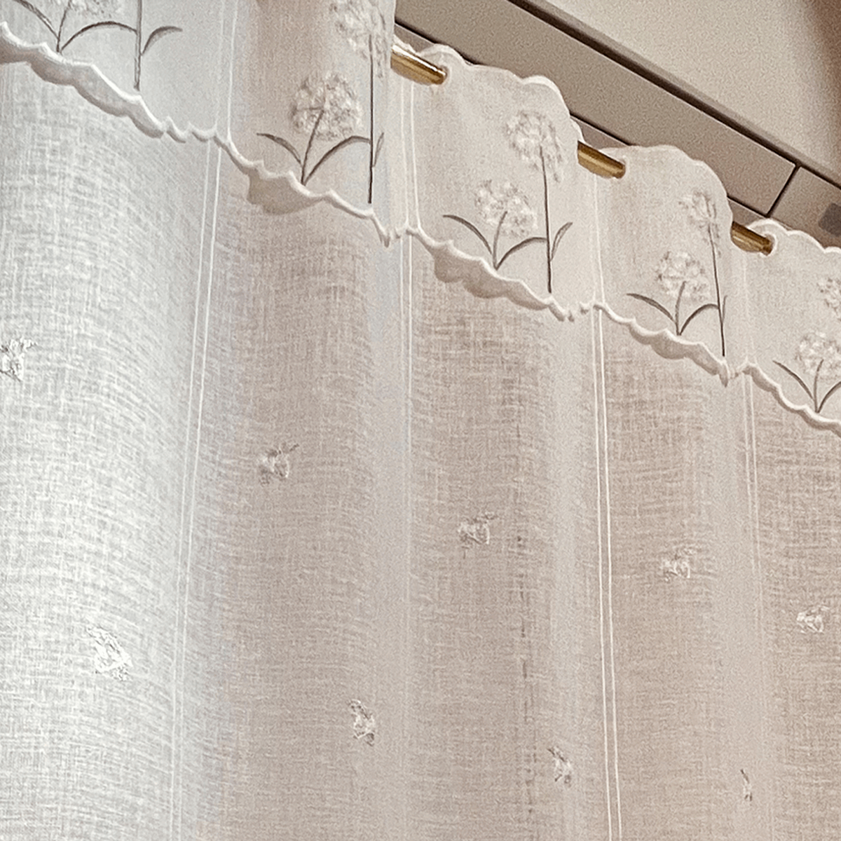 Dettaglio superiore della tenda tirolese con Ricamo Soffione, moduli 16 cm