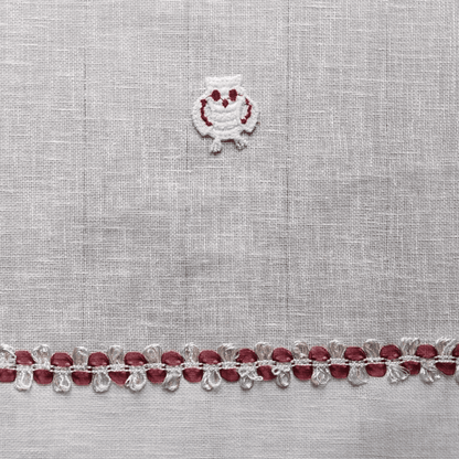 Dettaglio dei gufetti sulla tenda tirolese in misto lino, 50x65 cm, passamaneria bordeaux