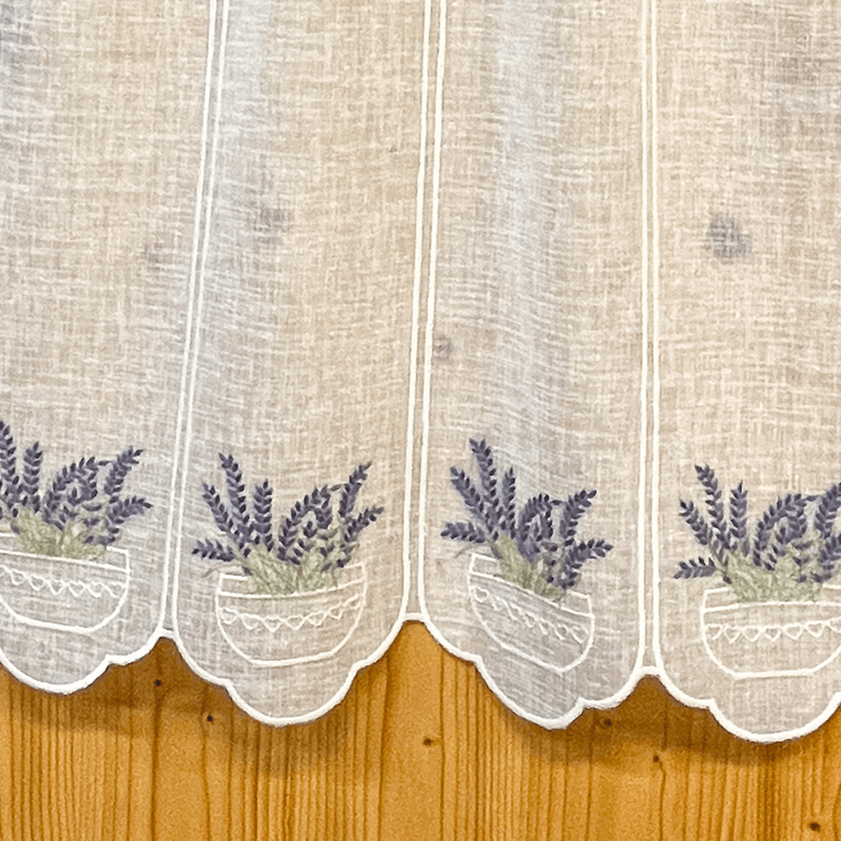 Dettaglio del fondo della tenda tirolese con Ricami Lavanda, moduli 16 cm