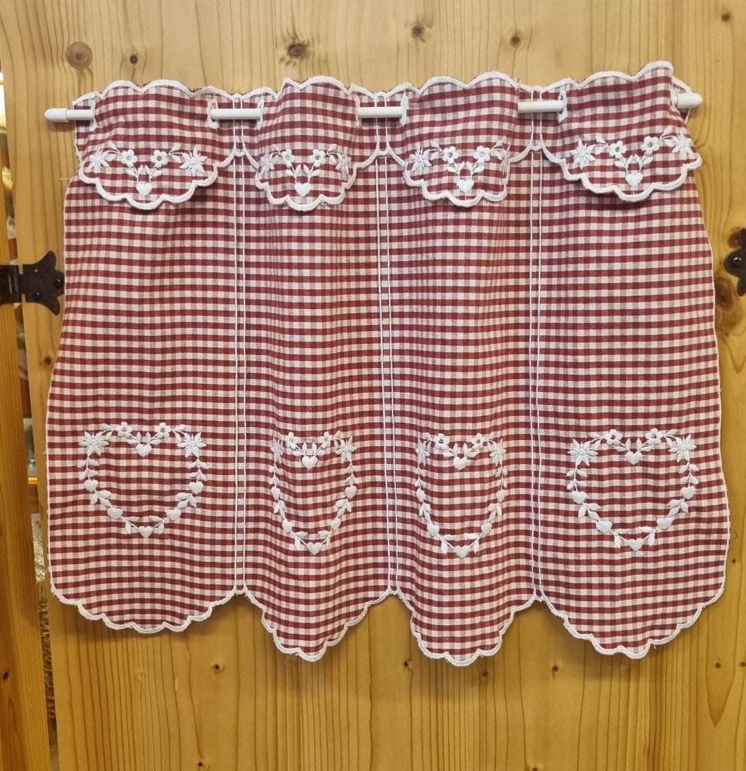 Tenda a quadretti rossi in cotone in stile tirolese, tagliata su misura
